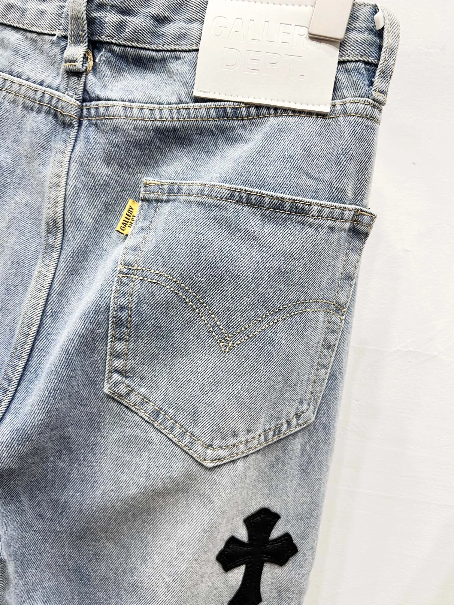 P290 Style No.: (c066) GALLERY DEPT. Vintage multi-leather spliced cross loose washed flared jeans - truly restore the ultimate texture of Vintage - original hardware accessories, washed and other elevators, QR code analysis are all purchased from the original factory, high degree of restoration, welcome to compare with a certain product ~ - three-dimensional version, loose and comfortable, not picky about the figure, tall and slim, factory Seiko, original quality control, same style for men and women, can be matched with couples, versatile recommendation, must-have jeans for all seasons Size: 28-30-32-34-36 Color: blue